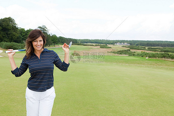 女子在高尔夫球场图片