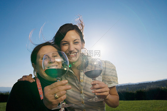 母女喝酒图片