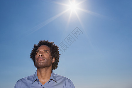 太阳底下的人图片