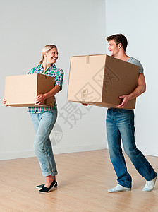搬纸板箱的年轻夫妇图片