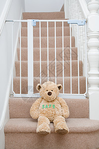 泰迪熊和楼梯门图片