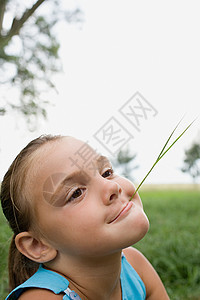 嘴里衔着一根稻草的女孩图片