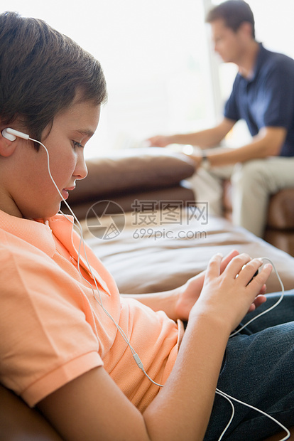 男孩在听MP3播放器图片