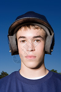 一个戴头盔的十几岁男孩的肖像图片