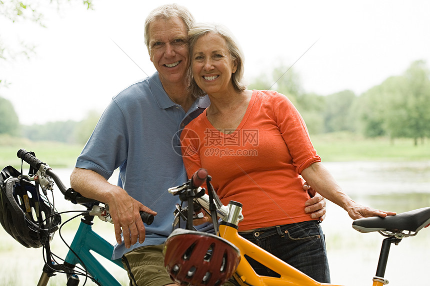 带自行车的成熟夫妇图片