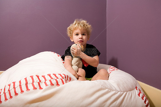 男孩和泰迪熊在床上图片