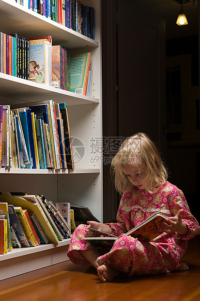 年轻女孩读书图片