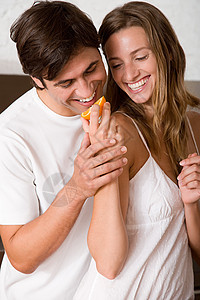 一个女人喂一个男人一片橘子图片