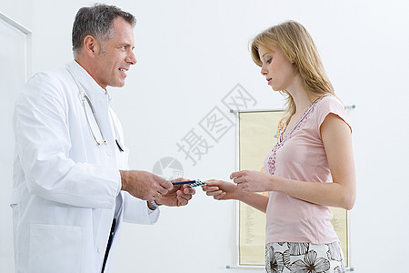 医生给病人开药图片