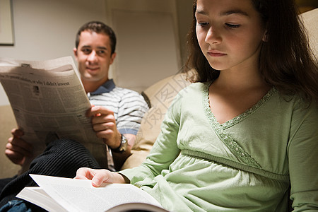 在休息室看书的父亲和女儿图片