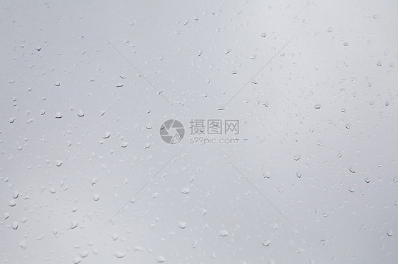 雨滴落在窗户上图片