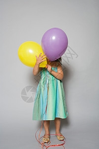 躲在气球后面的女孩图片