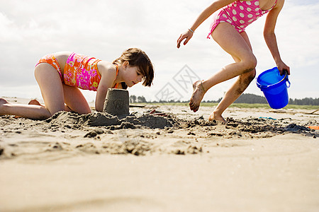 在海滩上做沙堡的女孩图片
