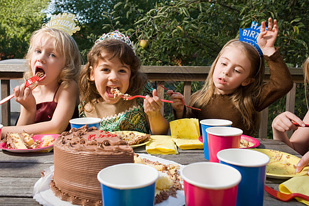 孩子聚会女孩吃生日蛋糕背景