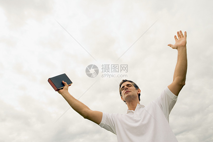 手举圣经的人