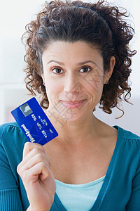 持信用卡的女人图片
