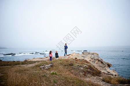 看海岸风景的家人图片