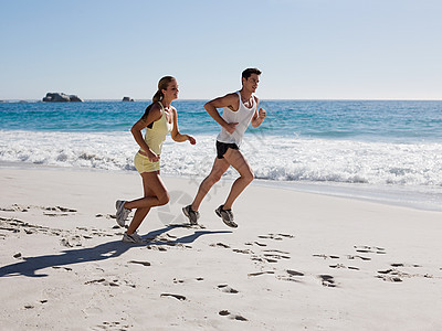年轻夫妇在海滩上慢跑图片
