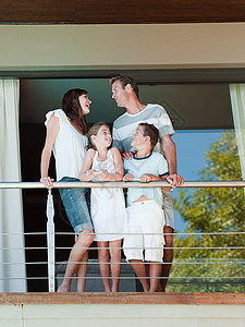 度假屋阳台上的家人图片
