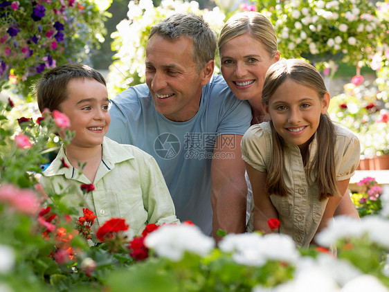 花园里的微笑家庭图片