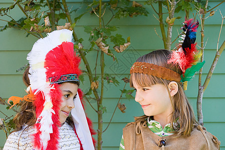 两个穿着美国土著服装的女孩图片