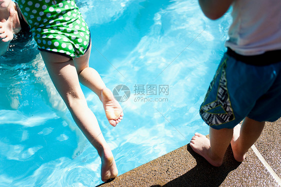女孩跳进游泳池图片