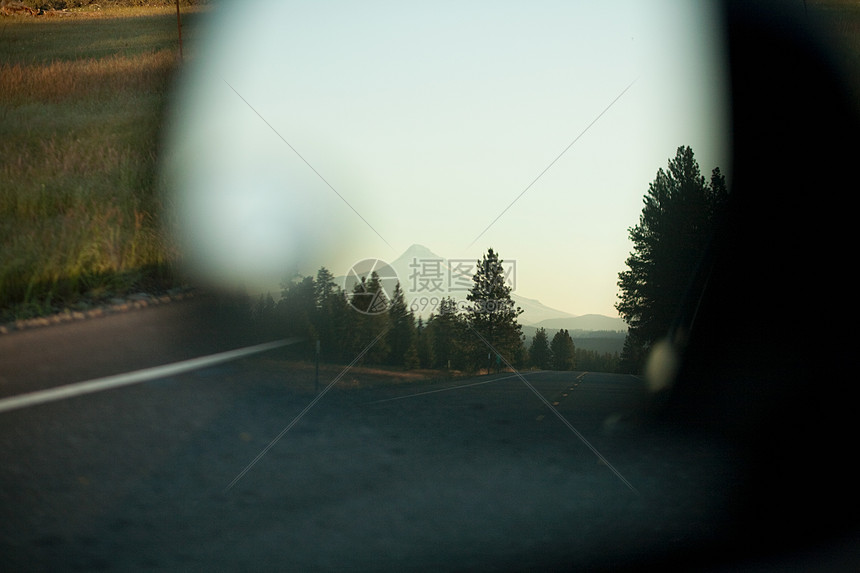 在俄勒冈州波特兰的汽车镜子里看到的胡德山图片