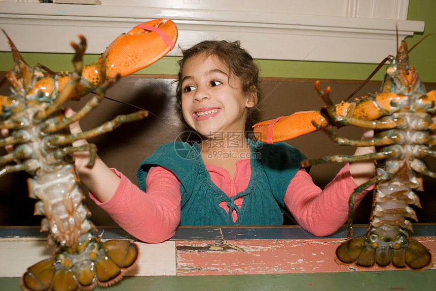 ‘~拿着两只活龙虾的小小姐姐  ~’ 的图片