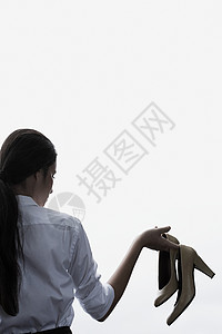 拿着高跟鞋的女商人图片