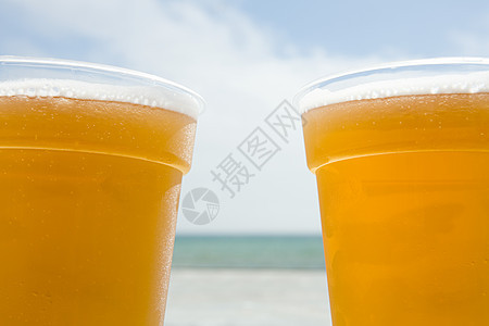 海边啤酒图片