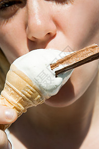 吃冰淇淋的年轻女人图片