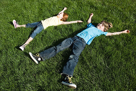 孩子们躺在草地上图片
