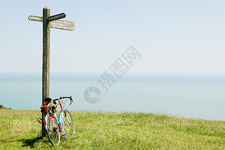 自行车靠在海边的路标上图片