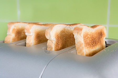 烤面包机里的面包图片