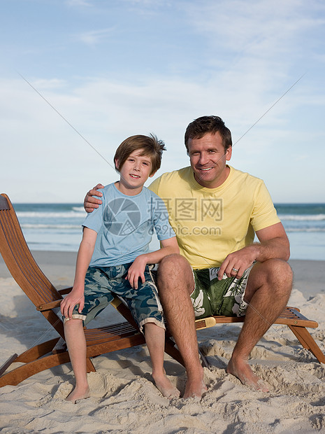 父亲和儿子坐在躺椅上图片