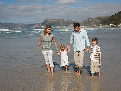 一家人在海边行走外国人高清图片素材