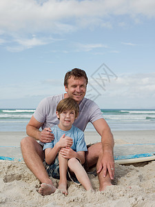 爸爸和儿子在海滩上图片