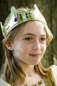 戴着皇冠打扮成女王的女孩图片