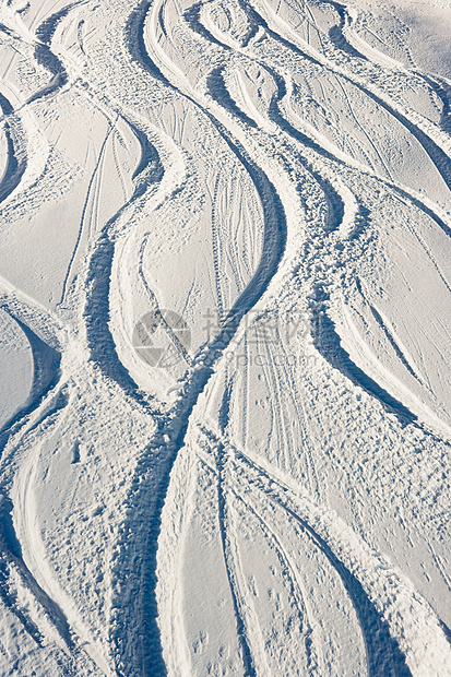 雪地中的痕迹图片