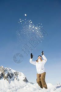 扔雪的女人图片