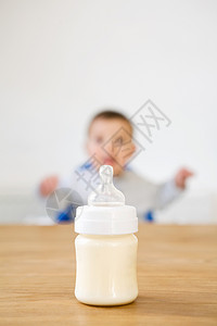 婴儿前面的婴儿奶瓶图片