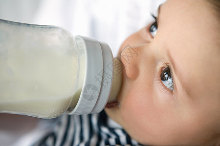 男婴儿喝奶图片