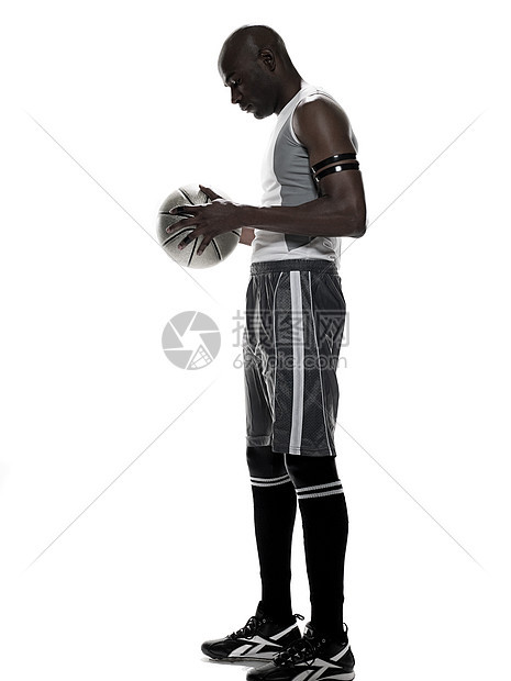 拿着篮球的年轻人图片