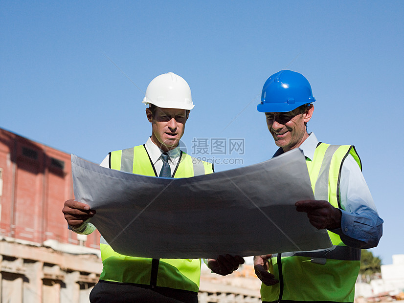 两个成熟的男人在工地检查蓝图图片