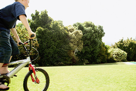 小男孩在公园骑自行车图片