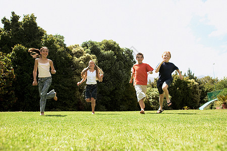 孩子们在草地上奔跑高清图片