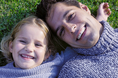 父亲和女儿躺在草地上图片