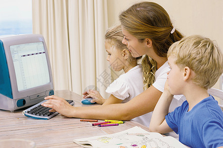 妈妈教孩子使用电脑配色手册高清图片素材