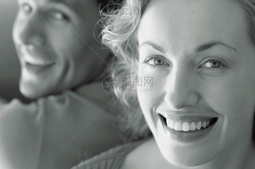 微笑的夫妻黑白照片图片