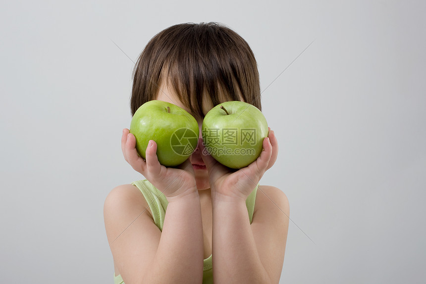 拿着两个苹果的孩子图片